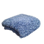 Rankų darbo pūkuotas pledukas „Mėlynas Debesėlis“ – prabangus švelnumas ir maksimalus jaukumas