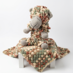 Rankų darbo rinkinys „Miško Pasaka“: Jaukioji avytė ir sensorinis pledukas