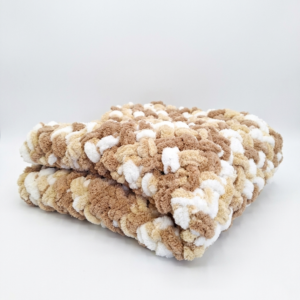 Rankų darbo sensorinis pledukas „Karamelinis Debesėlis“ – jaukumo ir šilumos oazė Jūsų mažyliui