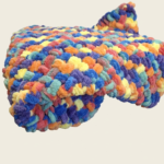 Rankų darbo sensorinis pledukas „Vaivorykštės Šokis“ – spalvingas džiaugsmas ir premium jaukumas