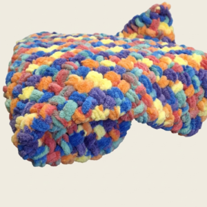 Rankų darbo sensorinis pledukas „Vaivorykštės Šokis“ – spalvingas džiaugsmas ir premium jaukumas